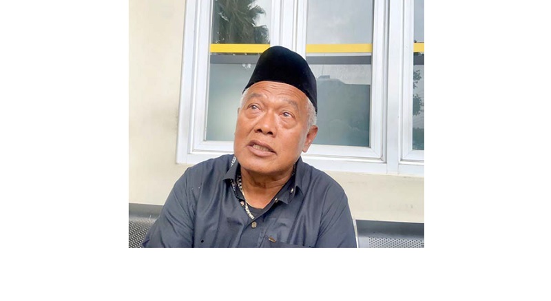 AMANKAN DUA PONSEL: Mohammad Imam Muslimin alias Yai Mim memberi keterangan kepada awak media di sela-sela proses pemeriksaan di Polresta Malang Kota, Senin lalu (19/1).