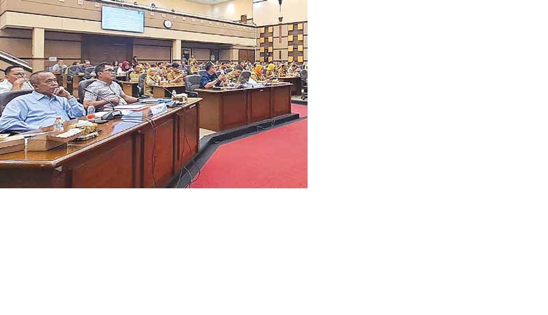 DEMI SISWA: Perwakilan dua yayasan SMK Turen menjalani Rapat Dengar Pendapat Umum (RDPU) ketiga di gedung DPRD Kabupaten Malang, Senin lalu (19/1).