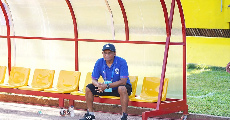 DERMAWAN: Kuncoro ketika mendampingi Arema FC bertandang ke Stadion KH Agus Salim beberapa waktu lalu. Semasa hidup, Kuncoro dikenal dermawan dengan menyisihkan penghasilan untuk kegiatan sosial.