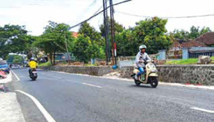 MULUS: Jalan Kepanjen-Pagak sudah mulus kemarin (20/1). Tahun lalu diperbaiki setelah mendapat bantuan Inpres Jalan Daerah (IJD).