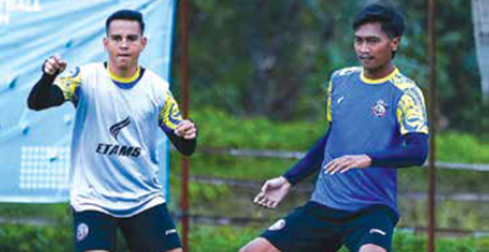 SIAP BERTANDING: Jayus Hariono (kanan) melepaskan umpan dalam sesi latihan Arema FC di Dream Football Pitch, beberapa waktu lalu.