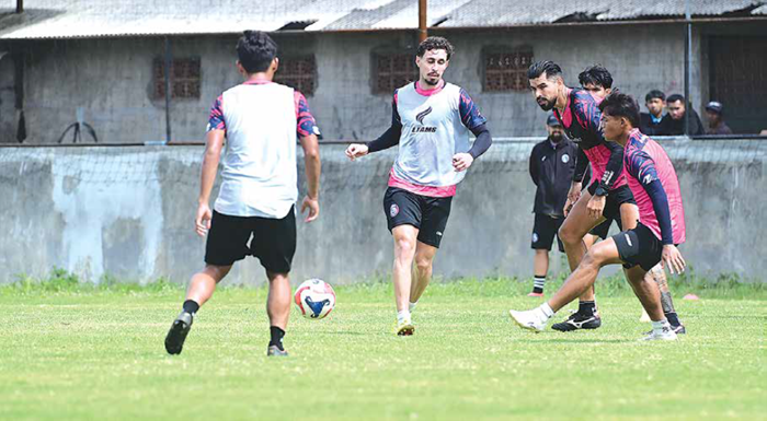 AMUNISI ANYAR : Gustavo Franca (dua dari kiri) mengikuti sesi latihan Arema FC di Dream Football Pitch, kemarin.