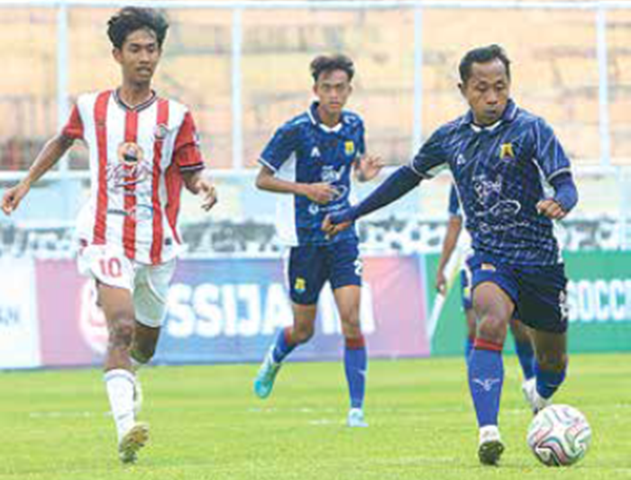 HARUS MENANG: Pemain Persema Malang (kanan) melepaskan tendangan dalam laga Babak 16 Besar Liga 4 Regional Jatim melawan Persepam Pamekasan, Senin lalu (19/1).