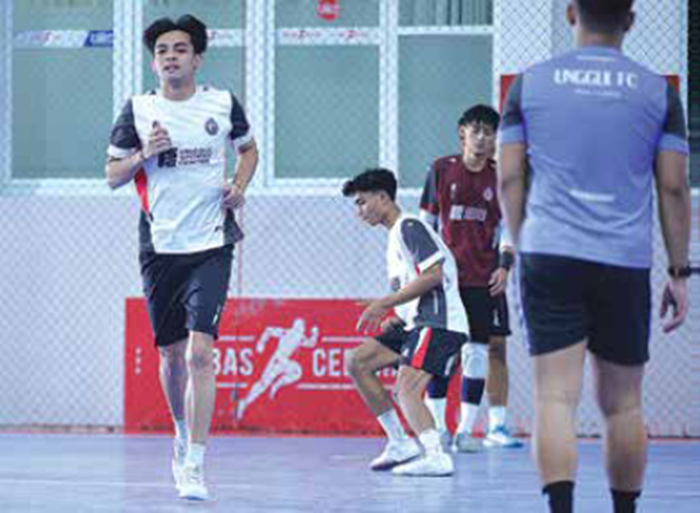 KERJA KERAS: Flank Unggul FC Malang Wais Alkarni melakukan sprint dalam sesi latihan fisik di Unggul Sports Center, kemarin.