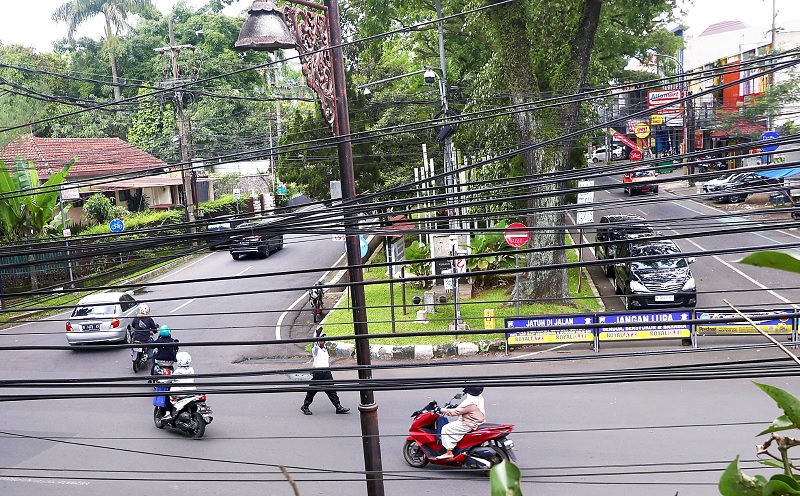 SIAPKAN REGULASI DULU: Selain koridor Kajoetangan Heritage, Jalan Ijen jadi salah satu kawasan yang dipersiapkan untuk penataan kabel bawah tanah. Pemkot dan dewan bakal menyusun regulasinya.