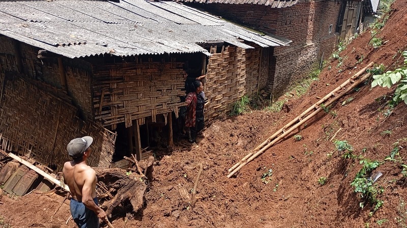 BENCANA: Warga kerja bakti membersihkan material longsor di Dusun Krajan, Desa Sidoluhur, Lawang kemarin (21/1).