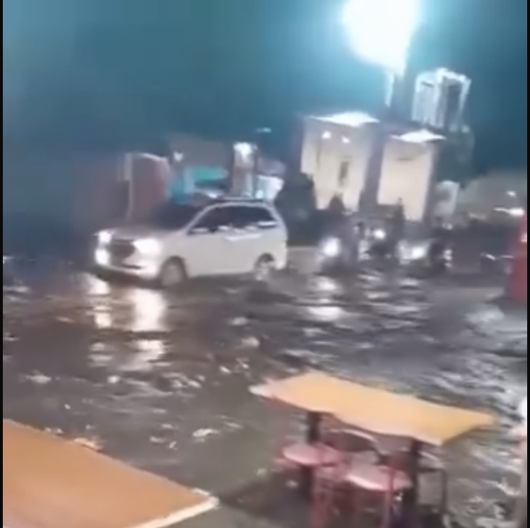 Banjir menggenangi jalanan di Pujon pada Rabu (21/1). (Kiriman Warga)