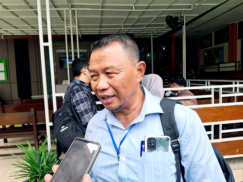 JALAN BUNTU: Suparno, perwakilan kuasa hukum Pemkot Malang memberi keterangan kepada awak media setelah mediasi keempat di PN Malang, kemarin.