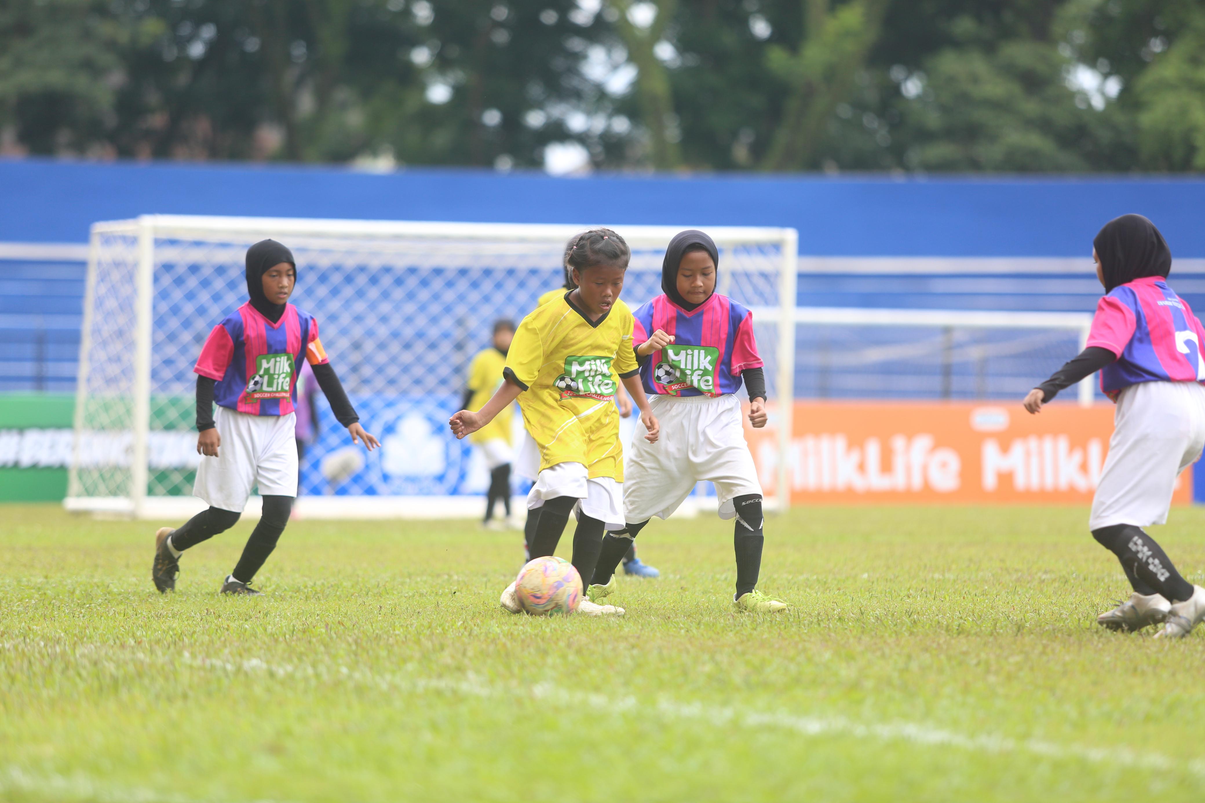 HADIR DI MALANG: Para siswa antusias berlaga dalam ajang MilkLife Soccer Challenge 2025 di Stadion Gajayana.
