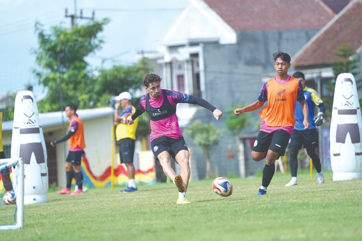 ADAPTASI LANCAR: Gustavo Franca (kiri) melepaskan umpan dalam sesi latihan di Dream Football Pitch, kemarin.