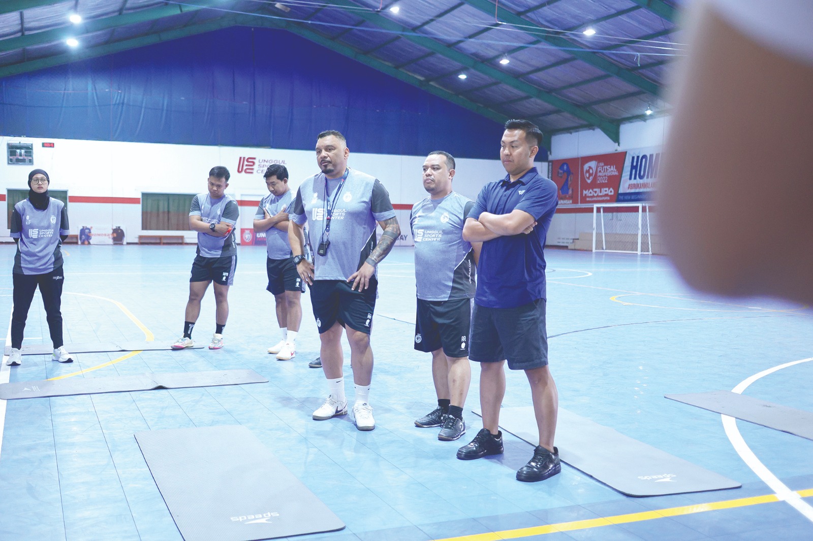 SUPPORT PENUH: Dari kiri, Pelatih Kepala Unggul FC Andre Brocanelo, Asisten Pelatih Agus Abdul Rachman, dan Manajer Tim Usa Laksono memantau aktivitas latihan tim di Unggul Sports Center, pekan lalu.