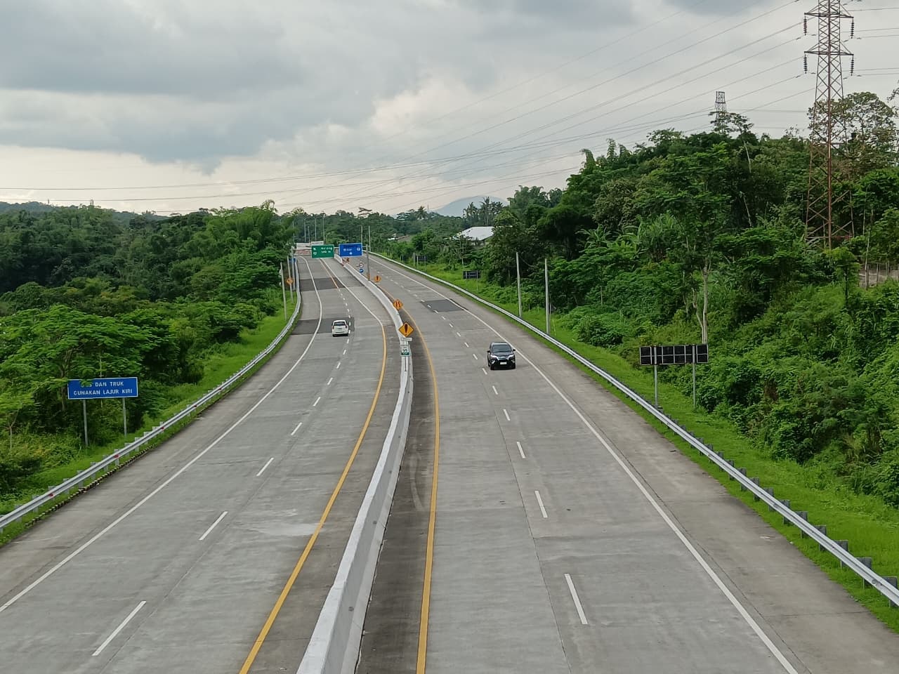 JALAN LAYANG: Kendaraan melintasi jalur tol Pakis, Kabupaten Malang. Pakis dan Madyopuro (Kota Malang) menjadi titik awal menuju Kepanjen.