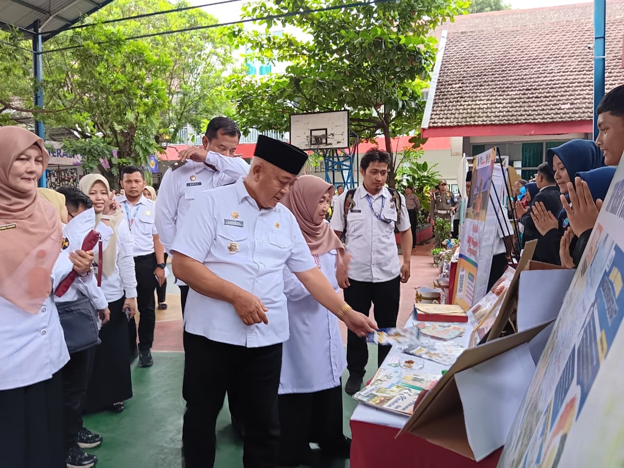 FOKUS ADIWIYATA: Bupati Malang H M. Sanusi mengunjungi SMPN 1 Singosari kemarin (21/1)