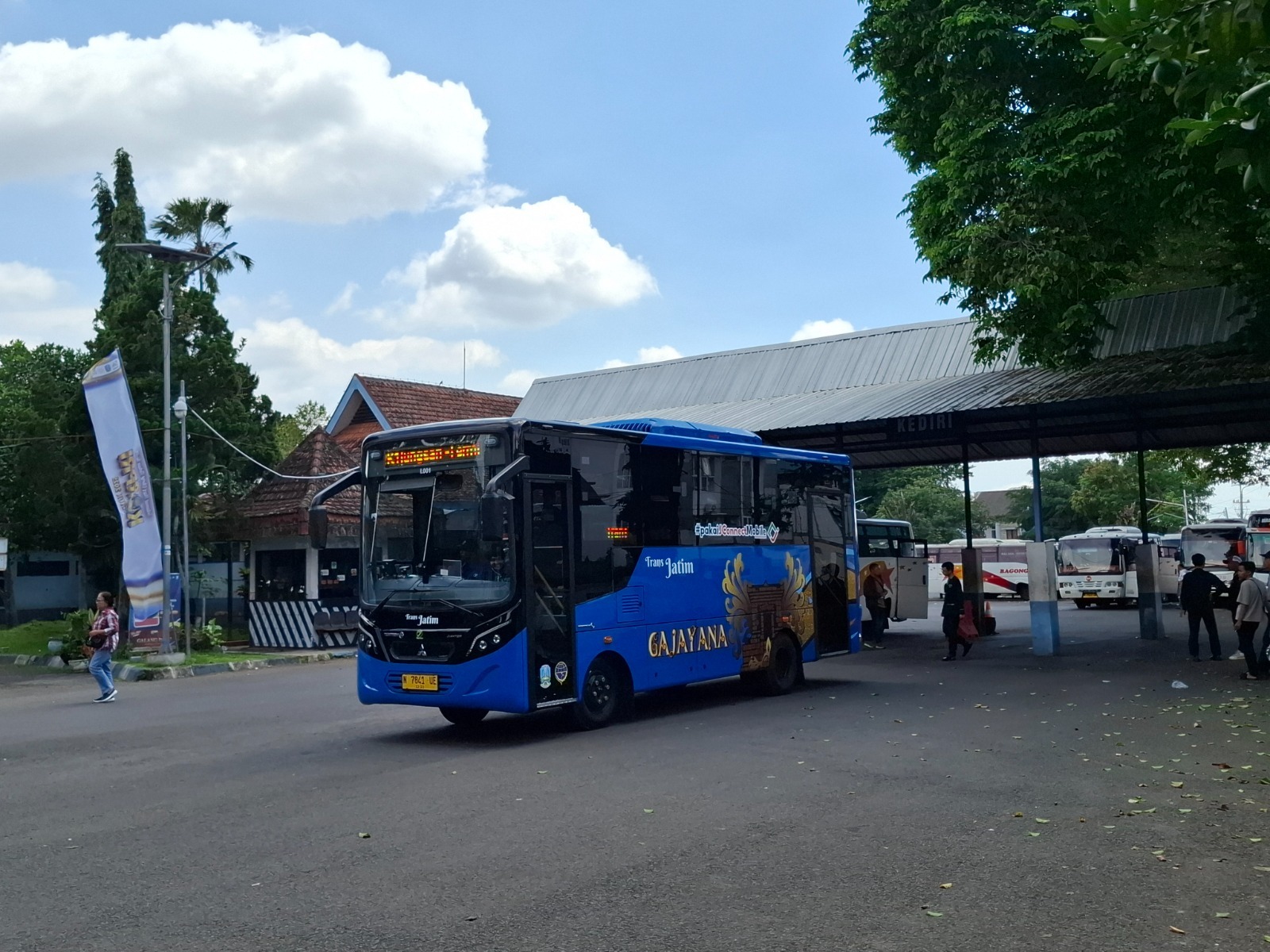 TRANSPORTASI: Bus Trans Jatim menunggu penumpang di terminal Landungsari, Kecamatan Dau, kemarin (21/1).