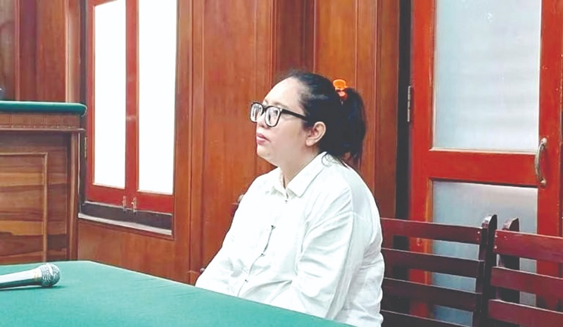 TERDAKWA: Eks sales mobil listrik Juliet Hardiani disidang di PN Surabaya.