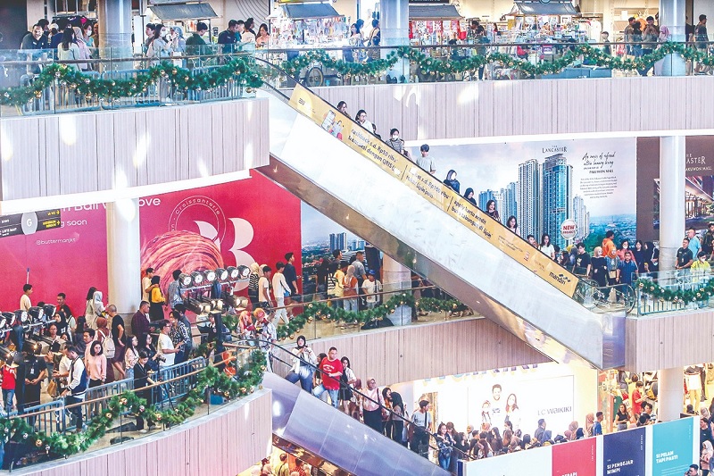 RAMAI: Pengunjung memadati area Pakuwon Mall. Pengelola pusat perbelanjaan kini menguatkan konsep experience agar durasi kunjungan semakin panjang.