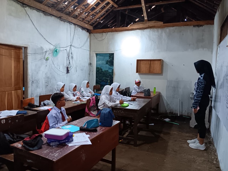 RUANG PALING PENGAP: Siswa kelas empat SDN 4 Sukowilangun menyimak penjelasan guru kemarin. Mereka mengungsi sementara di dapur milik rumah warga.