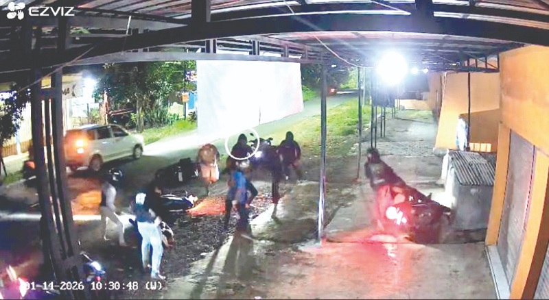 RAMAI: Pengunjung memadati area Pakuwon Mall. Pengelola pusat perbelanjaan kini menguatkan konsep experience agar durasi kunjungan semakin panjang.