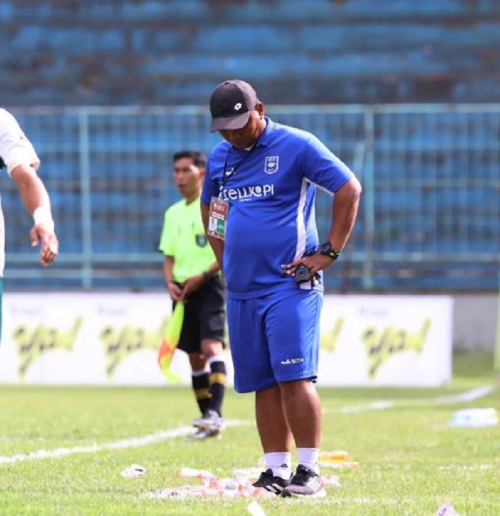 INGINKAN SANKSI TEGAS: Pelatih Kepala Triple&rsquo;S Kediri Abdullah Choirul Umar inginkan Asprov PSSI Jatim beri sanksi yang adil.