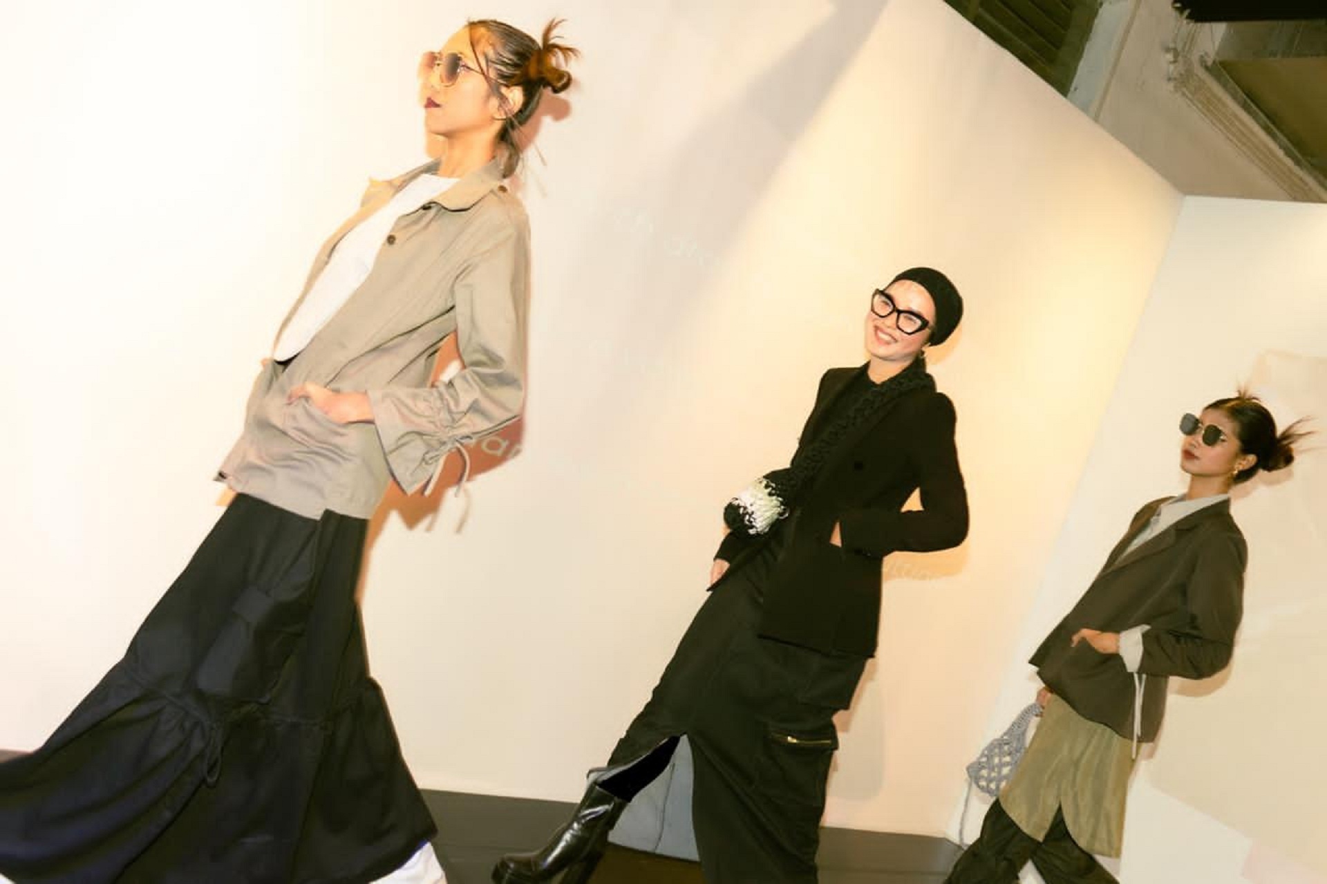 RAMAH LINGKUNGAN: Tiga model mengenakan busana eco-friendly beberapa waktu lalu. Busana dengan tema berkelanjutan bakal jadi pilihan tahun ini. (Tasha for Radar Malang)