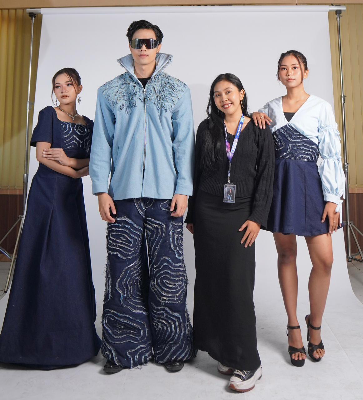 ANGGUN: Radinka Azarine (dua dari kanan) bersama model yang mengenakan karyanya beberap waktu lalu. (Radinka Azarine for Radar Malang)