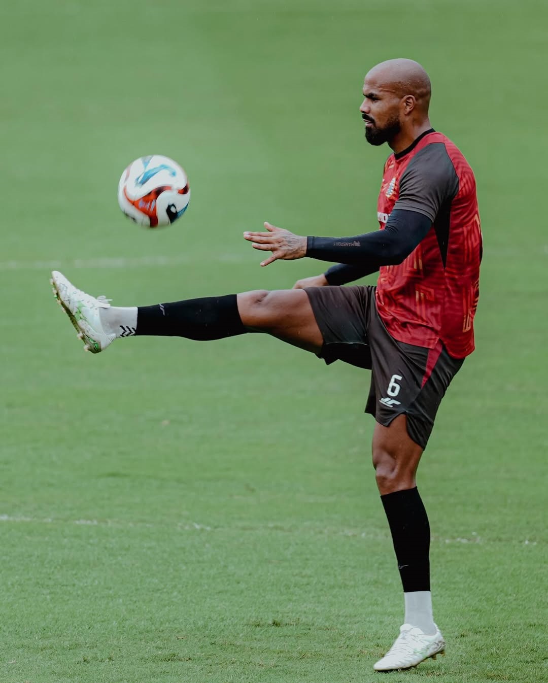 WAIT AND SEE: Thales Lira berusaha mengontrol bola dalam sesi latihan Persija Jakarta beberapa waktu yang lalu.