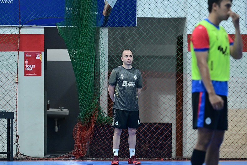 LANGSUNG BERTUGAS: Pelatih Fisik anyar Unggul FC Malang Ricardo Vilasboas memantau latihan tim di Unggul Sports Center, kemarin.