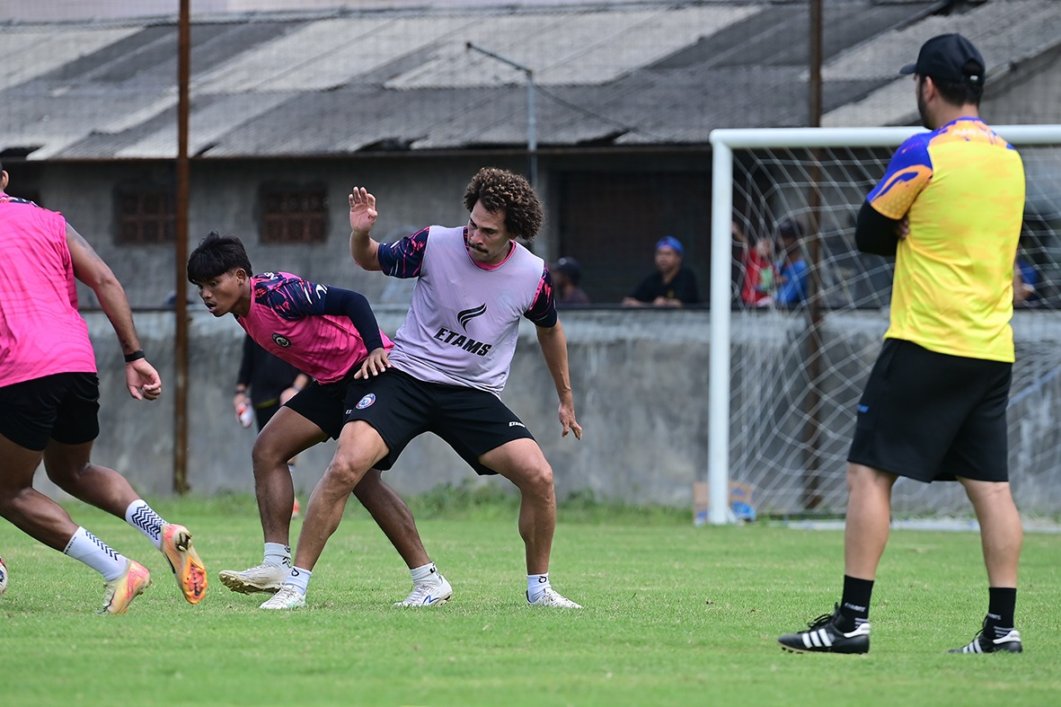 HARUS BERSABAR: Pablo Oliveira (kanan) menjalani sesi latihan bersama Arema FC di Dream Football Pitch, Pakis, Selasa lalu (20/1).