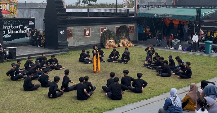SUKSES TERSELENGGARA: Siswa SMP Muhammadiyah 08 Batu menampilkan pertunjukan seni Nusantara dalam Mudeba Memajukan Bakat 2026.