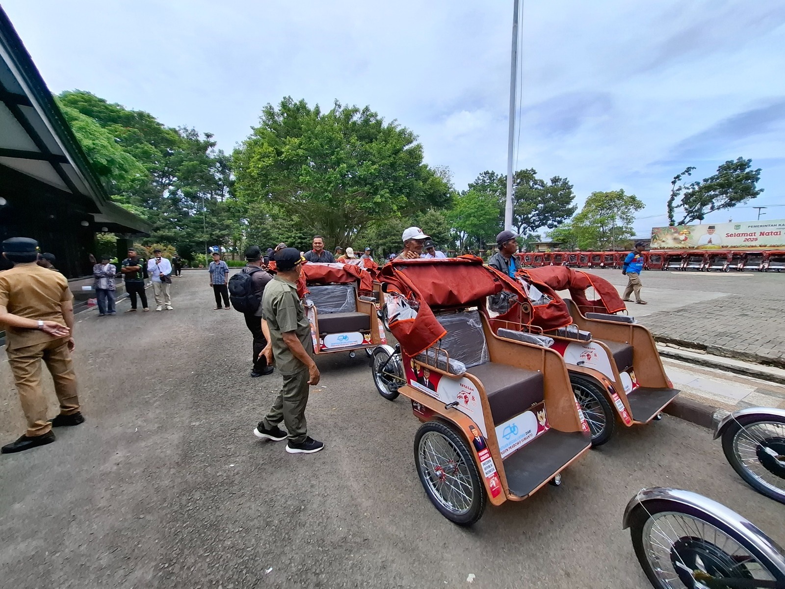 KENDARAAN LISTRIK: Deretan becak listrik parkir di kompleks Pendapa Panji, Kepanjen, Kabupaten Malang kemarin (22/1)