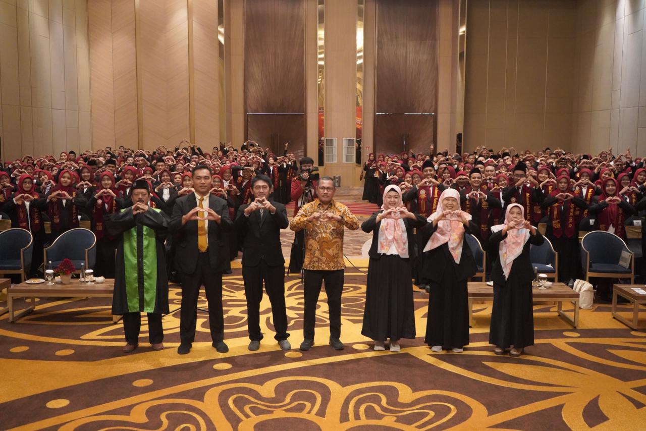 PROFESIONAL: Ribuan mahasiswa PPG UMM dikukuhkan dan siap menjadi agen perubahan dan pendidik profesional pada Kamis (22/1).