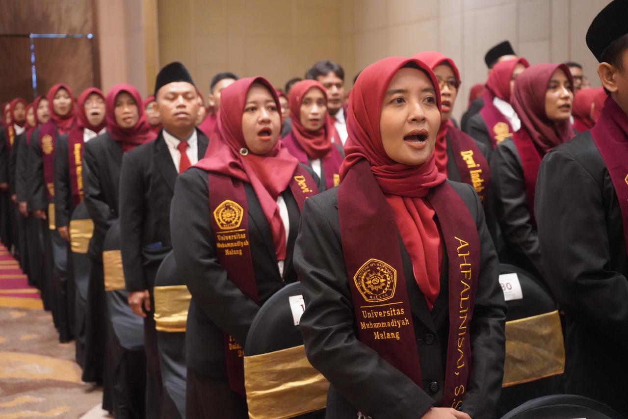 MENUJU INDONESIA EMAS: Para mahasiswa PPG UMM menjalani pengukuhan dan pengambilan sumpah jabatan.