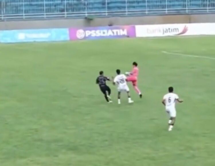 Rekaman kiper Persekam Juntak Wahyu menendang pemain Triple S Kediri dalam laga Liga 4 Jatim pada Kamis (23/1). (YouTube PSSI Jatim)