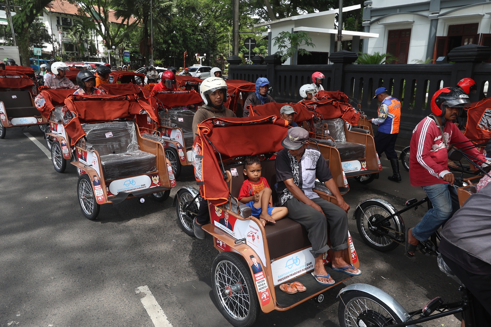 Penerima becak listrik mengambil unitnya di kawasan Alun-Alun Tugu pada Rabu (21/1) lalu. (Darmono/Radar Malang)