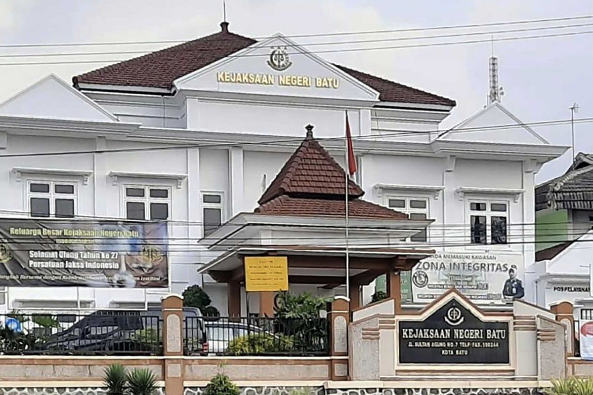 RESMI DILANTIK: Kepala Kejari Batu Arya Wicaksana dilantik Kajati Jatim Agus Sahat di Aula Sasana Adhyaksa Kejaksaan Tinggi Jawa Timur pada kemarin (23/1) lalu. (jatim.antaranews.com)