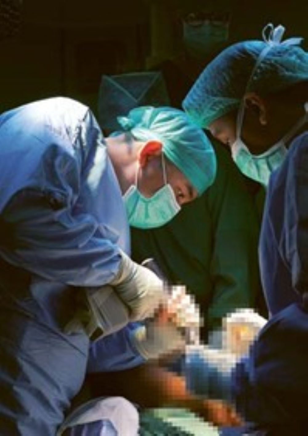 LANCAR: Dua dokter di RSSA Malang melakukan operasi di bagian engkel kaki salah satu pasien, 17 Januari lalu. (RSSA for Radar Malang)
