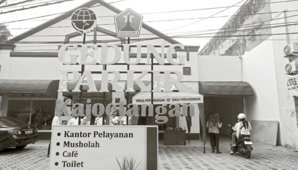 HARUSNYA ENAM LANTAI: Pembangunan gedung parkir Kajoetangan menelan dana Rp 9 miliar. Semua bersumber dari APBD Kota Malang 2025. (Darmono/ Radar Malang)