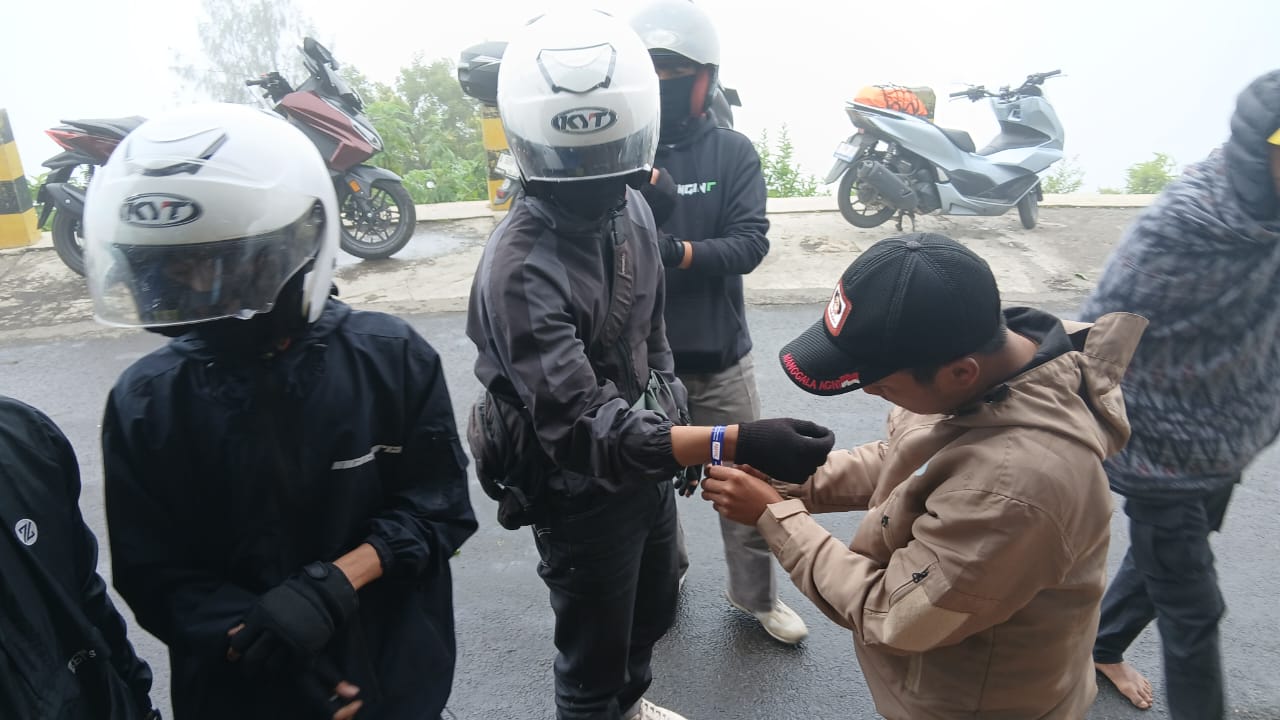 FOTO BALAI BESAR TNBTS FOR RADAR KANJURUHAN LAYANAN: Petugas di pos Jemplang, Desa Ngadas, Kecamatan Poncokusumo memberi gelang asuransi kepada pengunjung kemarin.