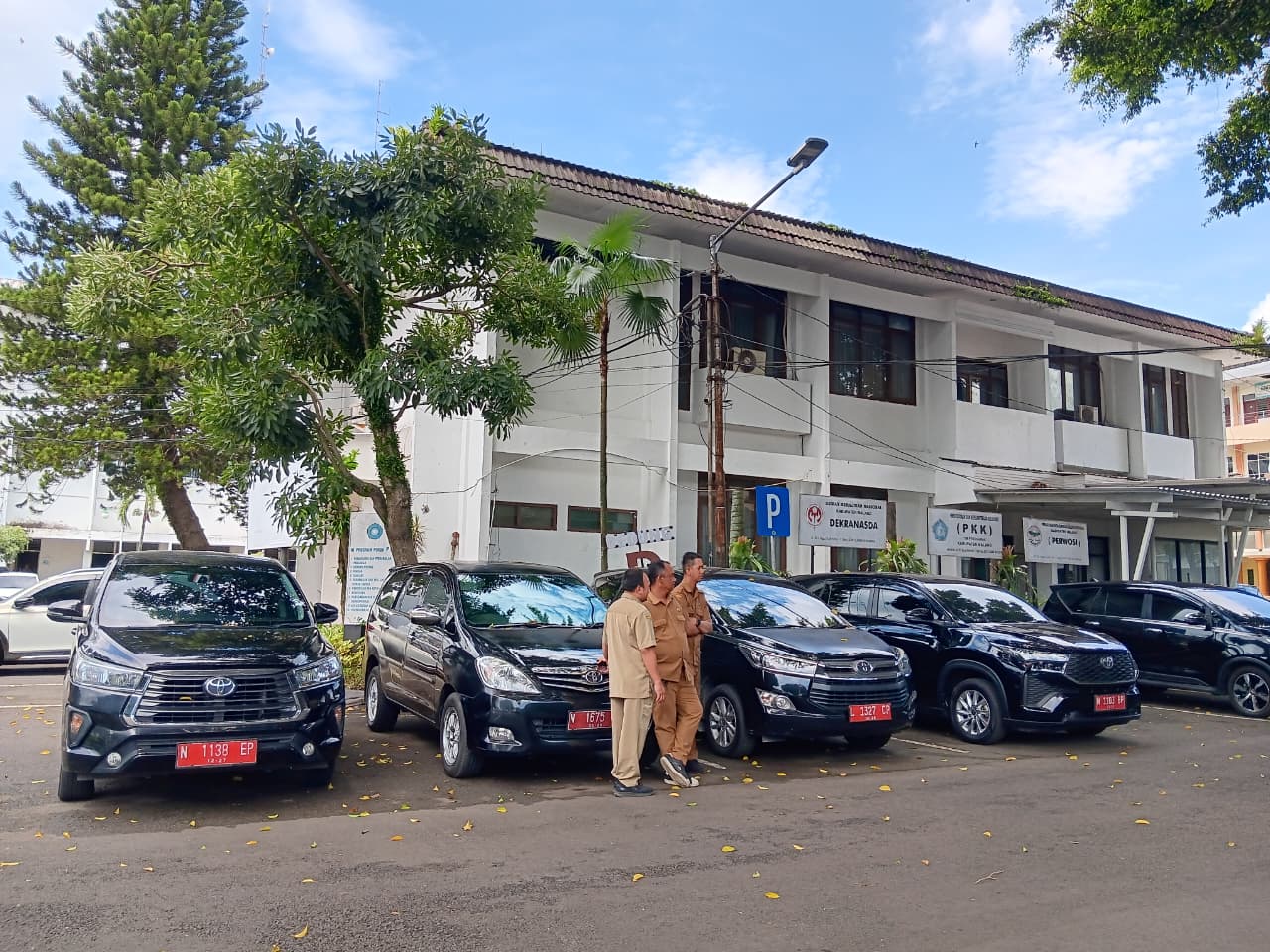 ASET PEMKAB: Mobil dinas berjejer di kompleks Pendapa Agung Kabupaten Malang. Sebagian yang berusia di atas 15 tahun akan dilelang. (FOTO: INDAH MEI YUNITA)