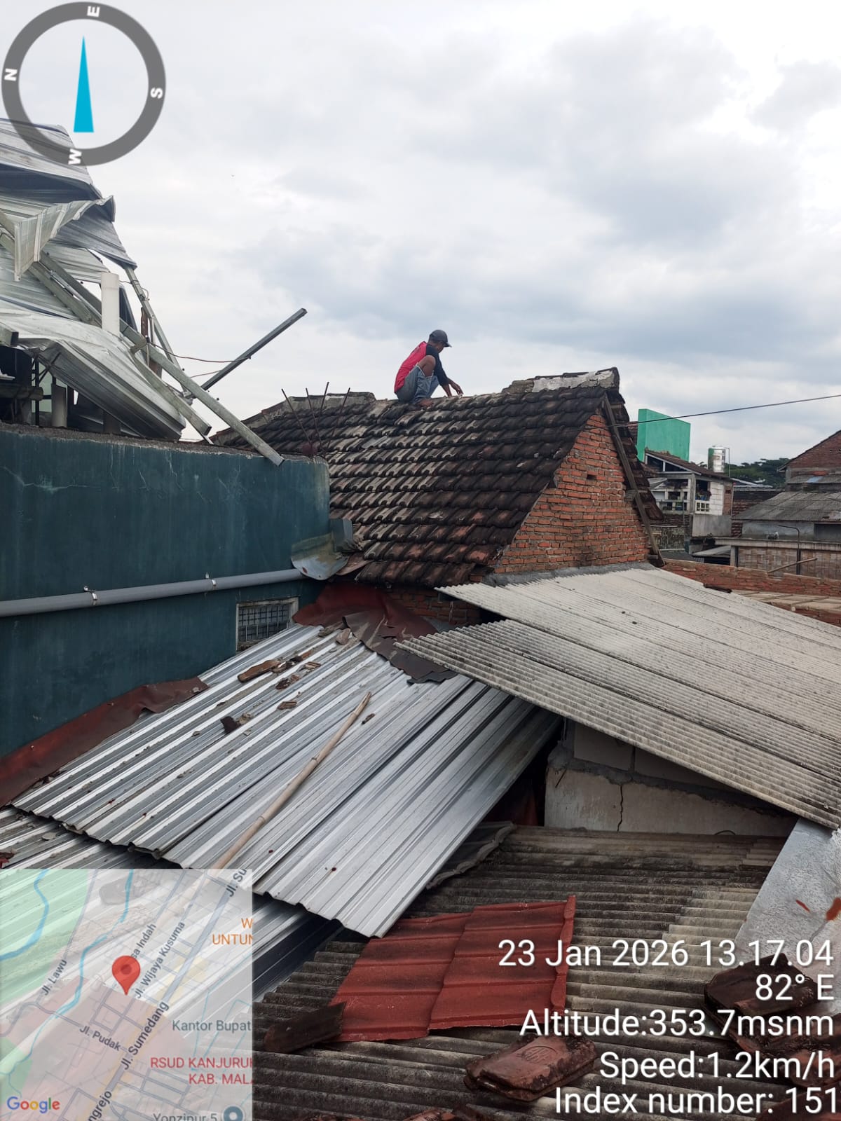 KORBAN BENCANA: Warga Kelurahan Cepokomulyo, Kecamatan Kepanjen memeriksa atap rumahnya yang baru saja diterpa angin puting beliung kemarin (23/1). (BPBD KABUPATEN MALANG FOR RADAR KANJURUHAN)