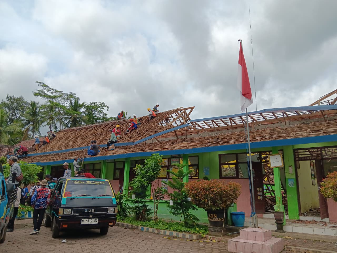 FOTO: INDAH MEI YUNITA DEMI SISWA: Wali murid bersama warga kerja bakti menurunkan genting SDN 4 Sukowilangun kemarin. Pemkab segera memperbaiki ruang kelas yang rusak.