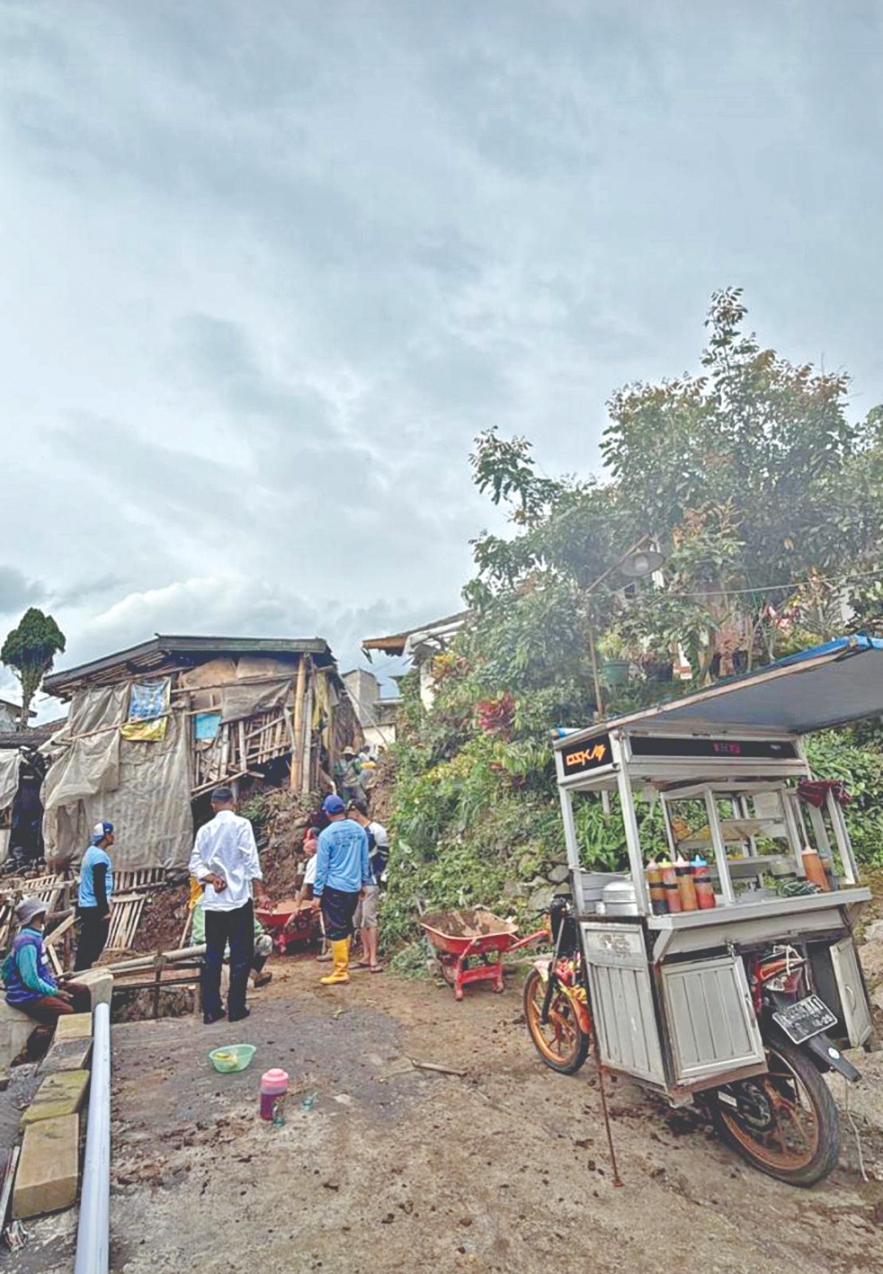 DISASAR BANTUAN: Salah satu  rumah rusak akibat bencana  hidrometeorologi di Desa  Sumbergondo, Kecamatan Bumiaji  mendapat bantuan perbaikan  beberapa waktu lalu.
