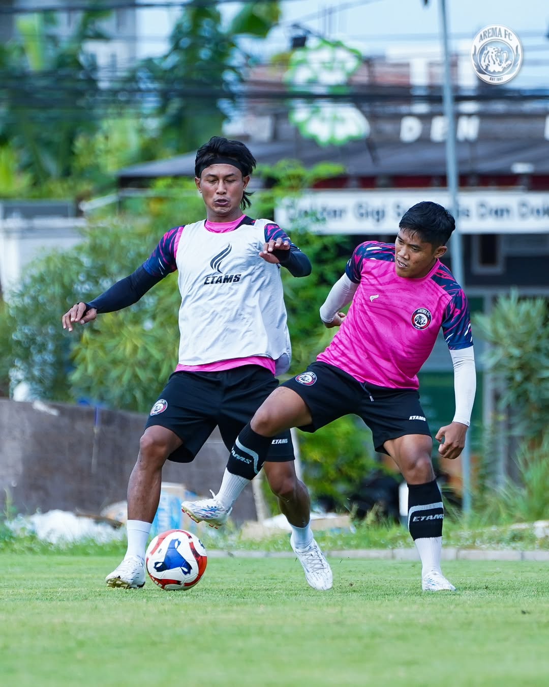 TERMOTIVASI: Dwiki Mardiyanto (kanan) berebut bola dengan Johan Ahmat Farizi dalam sesi latihan di ARG Soccer Field, Lawang. (MO Arema FC)