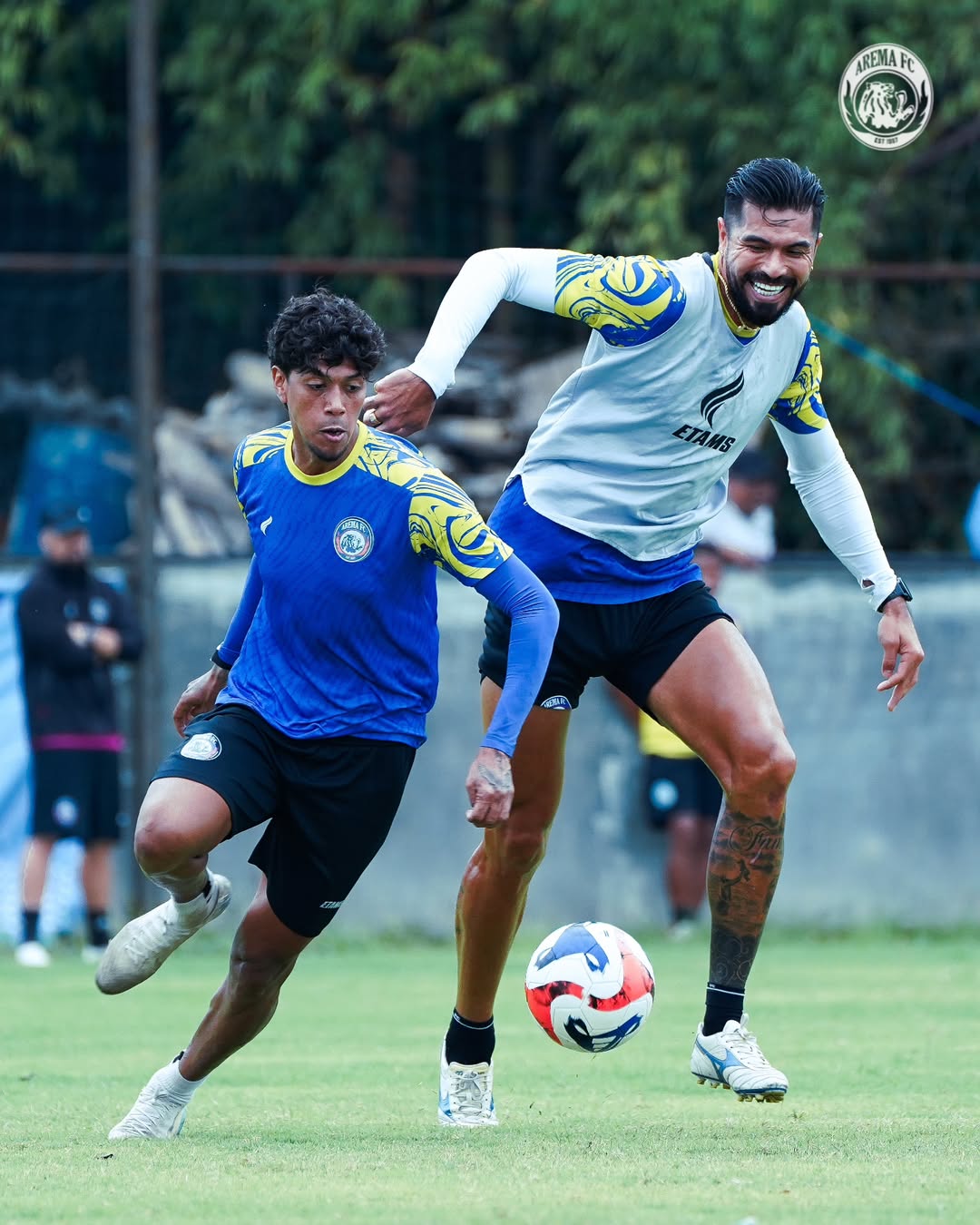 BAKAL TAMPIL BEDA: Betinho Filho (kiri) berhasil melewati Julian Guevara dalam sesi latihan di ARG Soccer Field Lawang. (MO Arema FC)