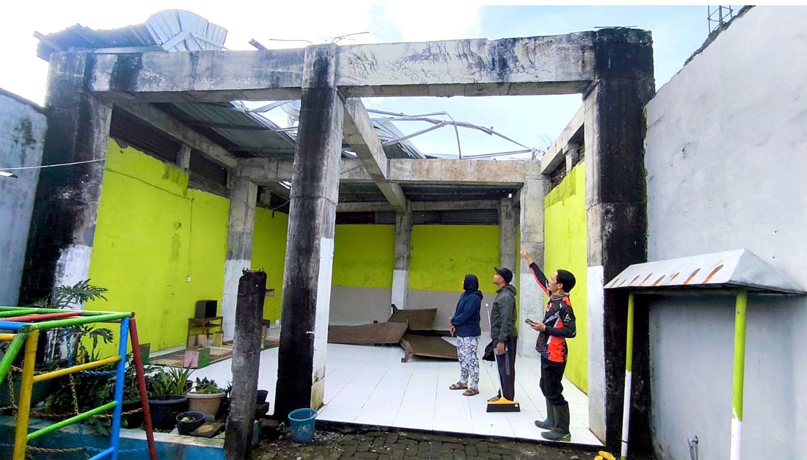 TERJADI PAGI HARI: Atap rumah warga di Jalan Anggrek, Kecamatan Batu, Kota Batu ikut tersapu angin kencang. (BPBD Kota Batu for Radar Malang)