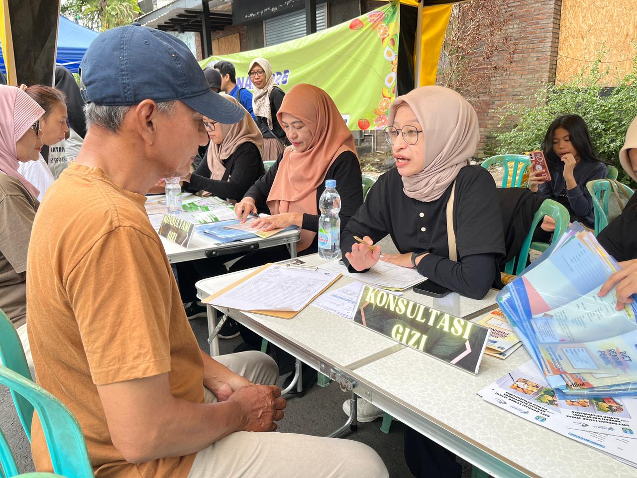 Pengunjung CFD Ijen melakukan konsultasi gizi pada Minggu (25/1). (Nahdiatul Affandiah/Radar Malang)