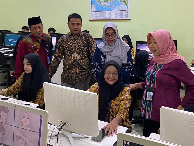 MONITORING: Kepala Cabang Dinas Wilayah Kota Malang dan Kota Batu Dr Hj. Hastini Ratna Dewi MPd (kanan) melihat para siswa mengerjakan soal Tryout SNBT di SMAN 1 Malang tahun lalu.