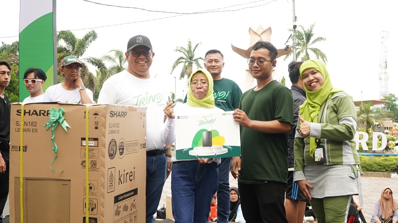 LANGSUNG DIBAWA PULANG: Pengunjung CFD mendapatkan hadiah kulkas dari Pegadaian Malang kemarin.