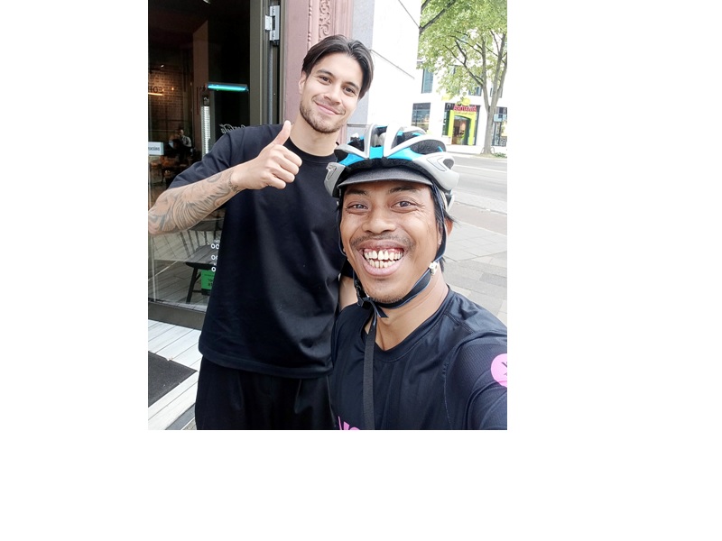 TERUS MENGAYUH: Adi Pranoto beristirahat sejenak ketika melintasi Pegunungan Alpen di Swiss, Oktober 2025 lalu. Foto kanan, Adi bertemu bintang timnas Indonesia Kevin Diks di Jerman pada 18 September