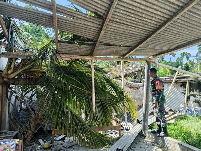 RUSAK BANGUNAN: Pohon tumbang menimpa bangunan milik warga di Desa Kedungsalam, Kecamatan Donomulyo, Sabtu (24/1).
